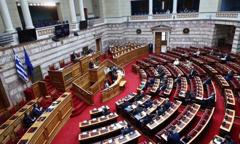 Πρόταση δυσπιστίας: Συνεχίζεται η αντιπαράθεση στη Βουλή